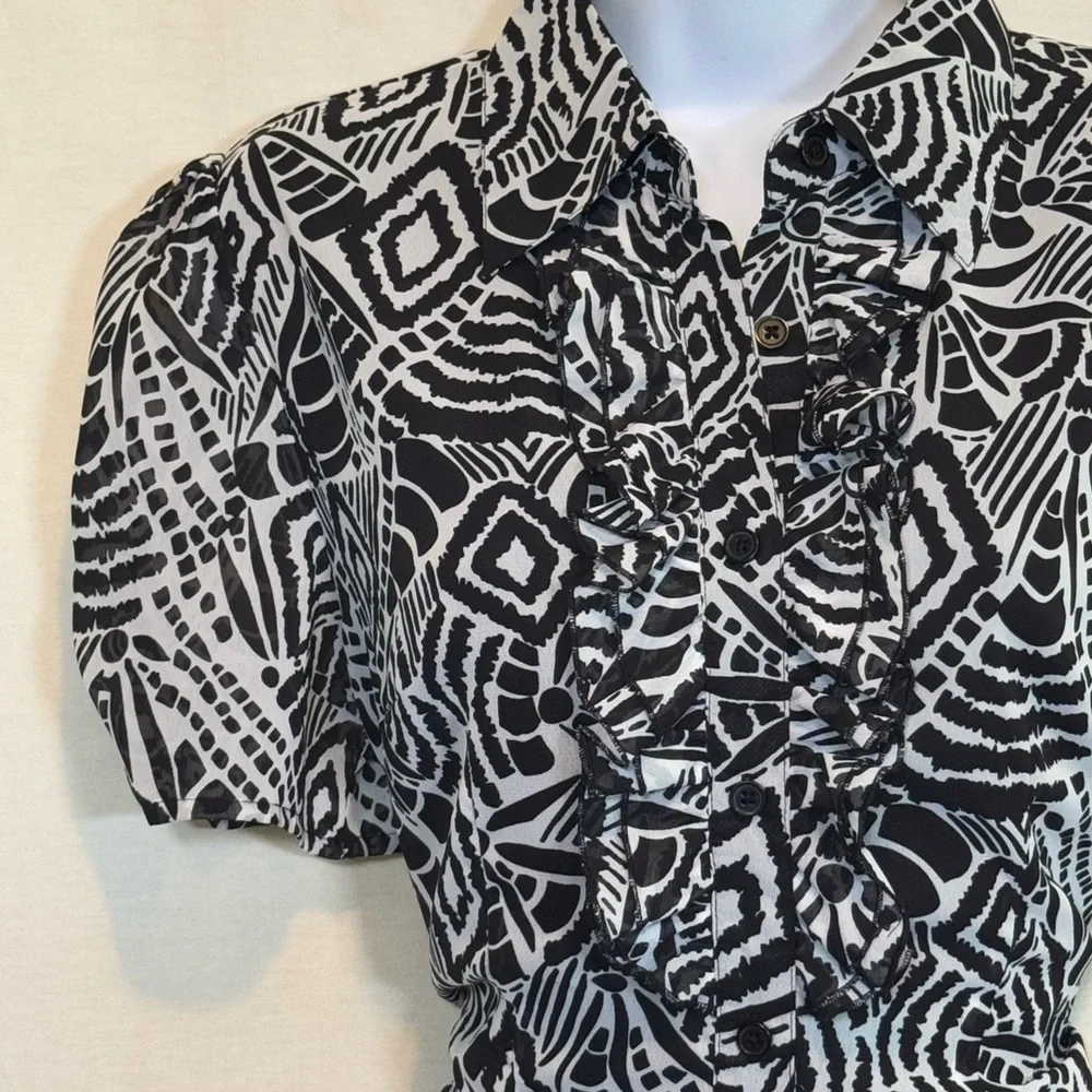 H-21 Spense Black & White Ruffled Lined Short Sleeve Button Down Blouse‎ Size M